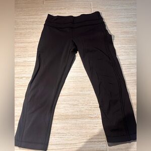 Lululemon Capri workout leggings
Size 4